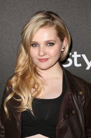 Little Miss Sunshines Abigail Breslin poses topless at age 17